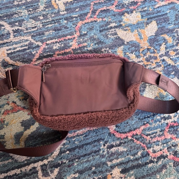 NWOT Lululemon Everywhere Fleece Belt Bag 2L Sherpa in Brown Earth/Gold - Picture 4 of 4